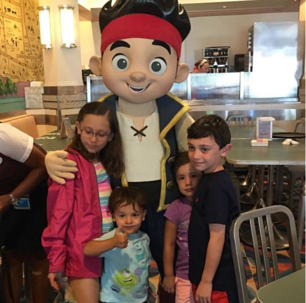 También posaron con el pirata Jake.