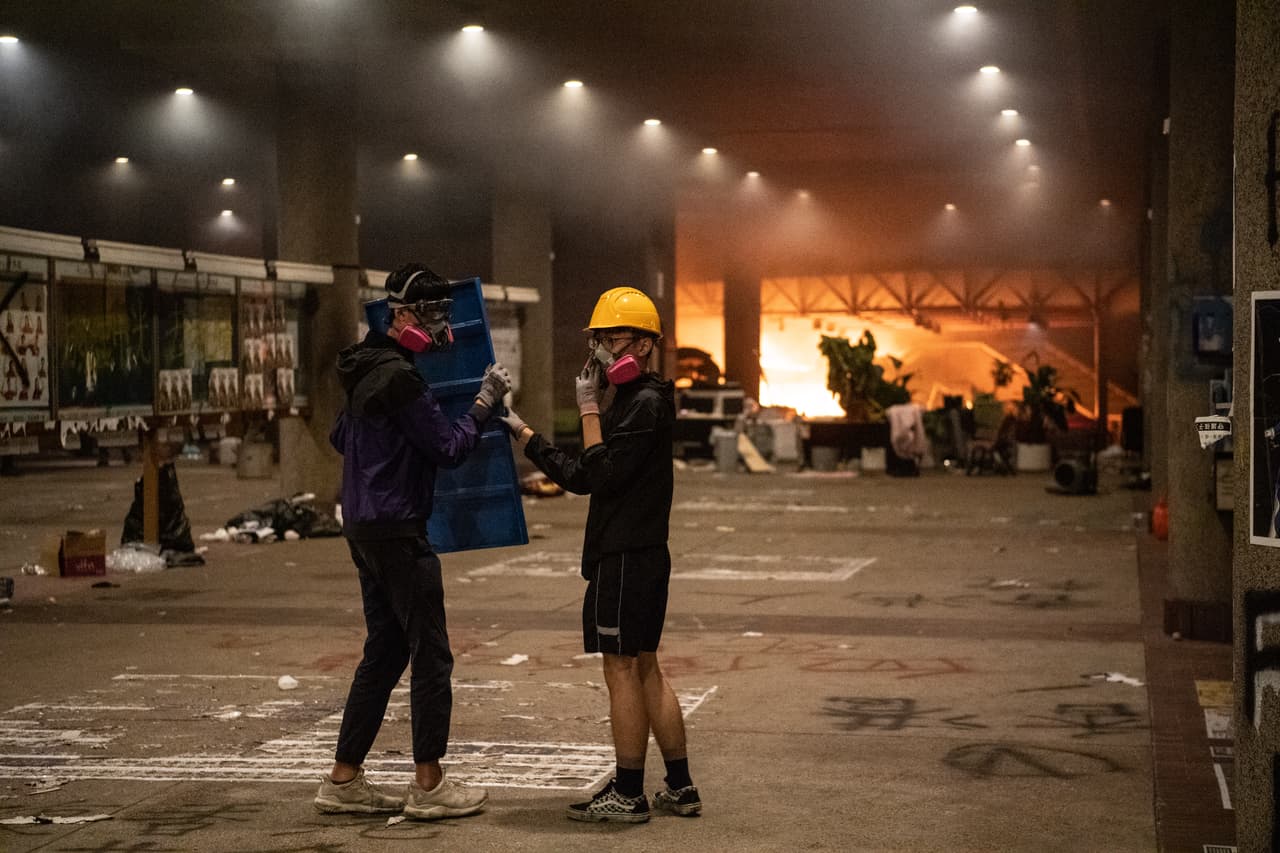 El enfrentamiento entre las fuerzas de seguridad y los manifestantes se agudizó luego de que los últimos se apostaron en un túnel clave para la ciudad en donde se protegieron con escudos caseros, lanzando bombas molotov a los agentes y protegiéndose con escudos de fabricación casera.