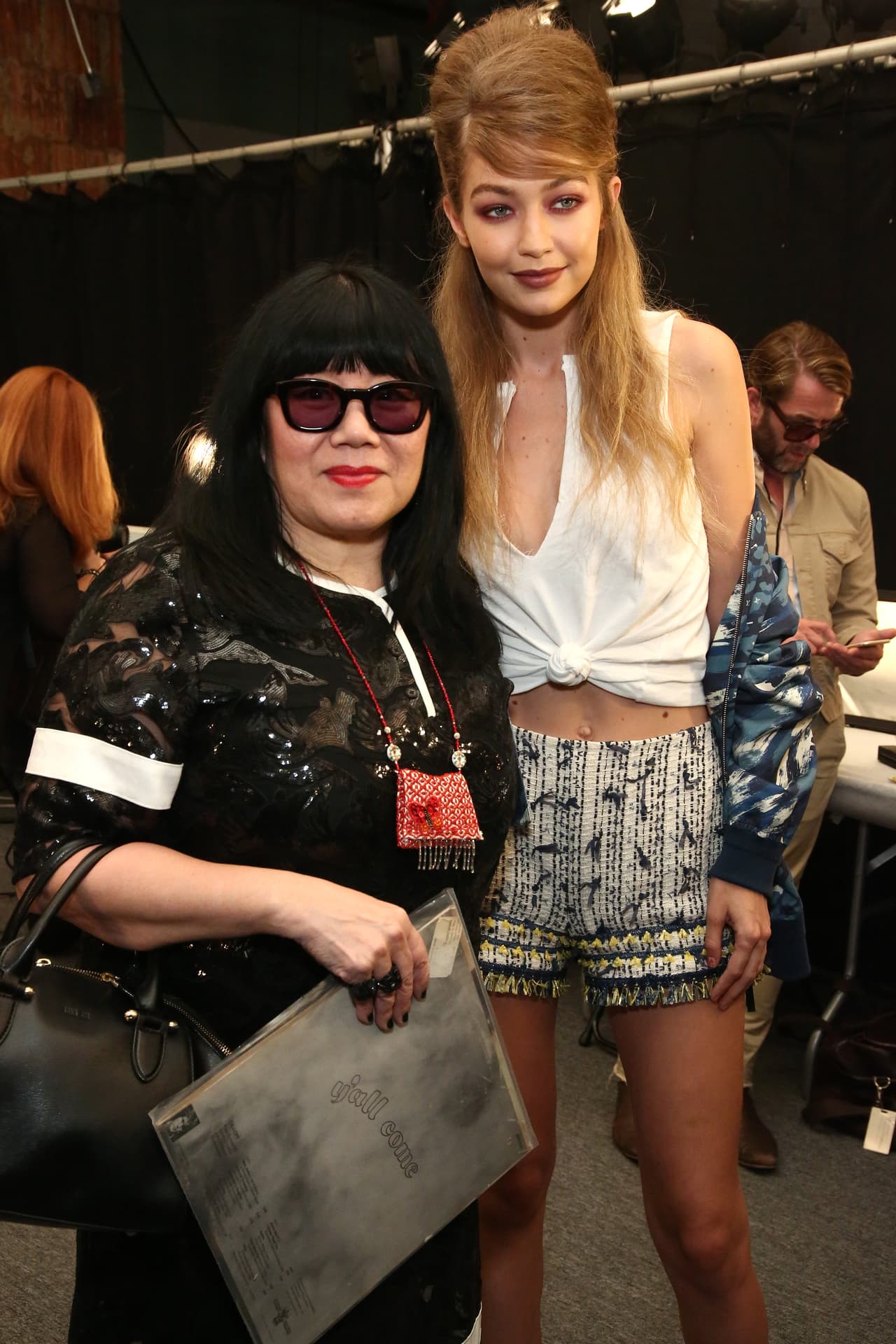 Backstage, así posó Gigi con la diseñadora.