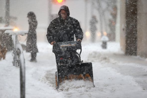 La nieve que deja la tormenta invernal "Pax" en la costa este de Estados Unidos ha causado al menos una decena de muertes, principalmente por accidentes de tráfico, y provocado la cancelación de más de 5.000 vuelos. Washington, está paralizada casi por completo, con acumulaciones de entre 20 y 30 centímetros, lo que ha causado el cierre de las oficinas federales y escuelas; los dos aeropuertos de la ciudad permanecen hoy cerrados. Filadelfia y Nueva York, donde se ha declarado el estado de emergencia, esperan acumular entre 30 y 40 centímetros de nieve y también se espera que las fuertes rachas de viento alcancen 80 kms. por hora. Las autopistas y carreteras en Carolina del Norte sufren desde últimas horas de la tarde del miércoles enormes atascos, en gran medida provocados porque muchos conductores decidieron abandonar sus vehículos en la calzada ante la imposibilidad de seguir su camino debido a las placas de hielo y las acumulaciones de nieve. En Atlanta cerca de 250.000 hogares se mantienen sin suministro eléctrico. Las mayores acumulaciones de nieve ocurrirán entre hoy y mañana a lo largo del corredor de la Interestatal 95, que recorre el nordeste del país, incluyendo las áreas metropolitanas de Washington, Baltimore (Maryland), Nueva York y el interior de Nueva Inglaterra.