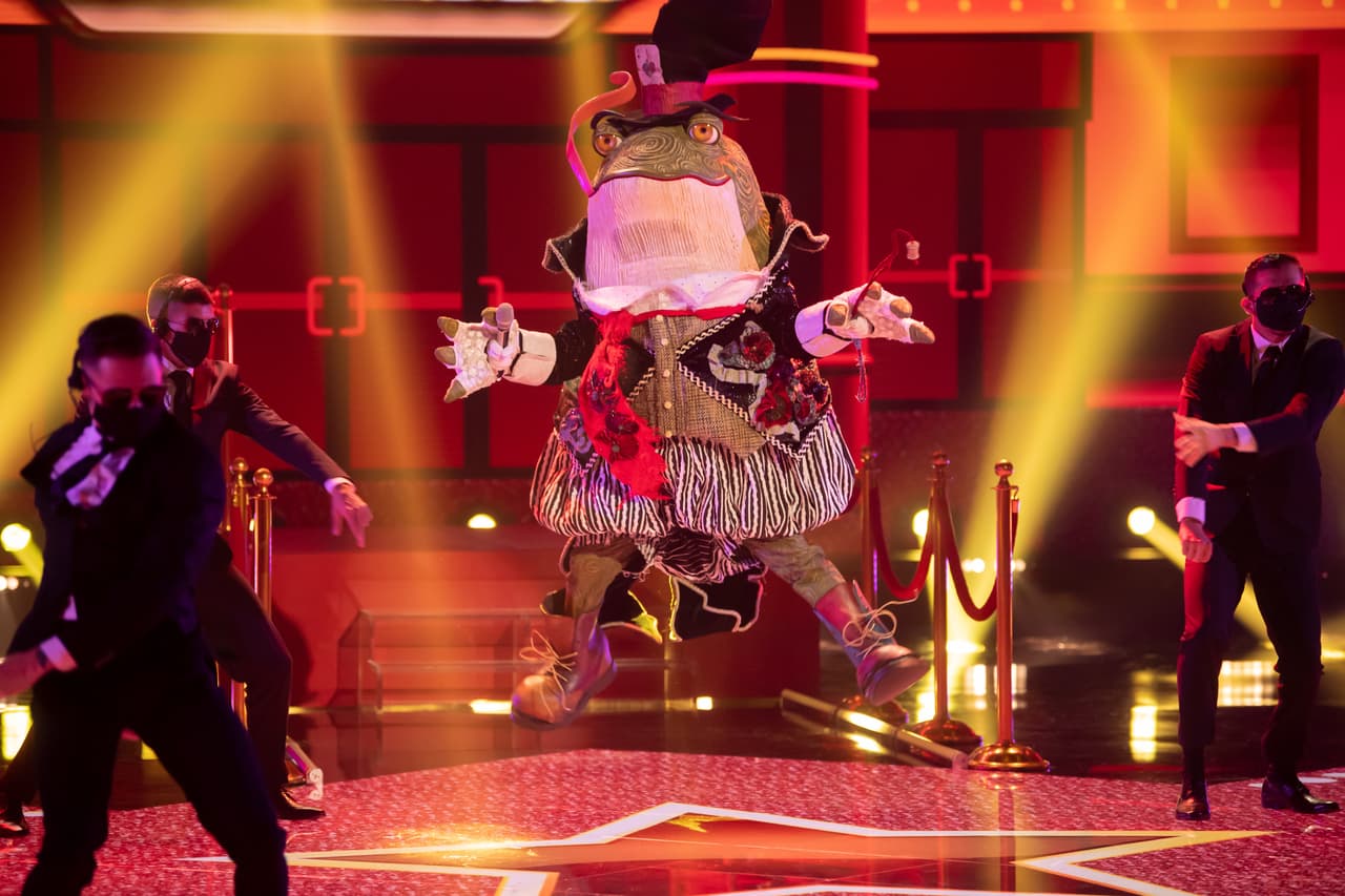 Posteriormente tocó el turno a Sapo, quien sin perder su elegancia, se dio a la tarea de cantar reggaetón. El tema elegido fue ‘Yonaguni’ de Bad Bunny.