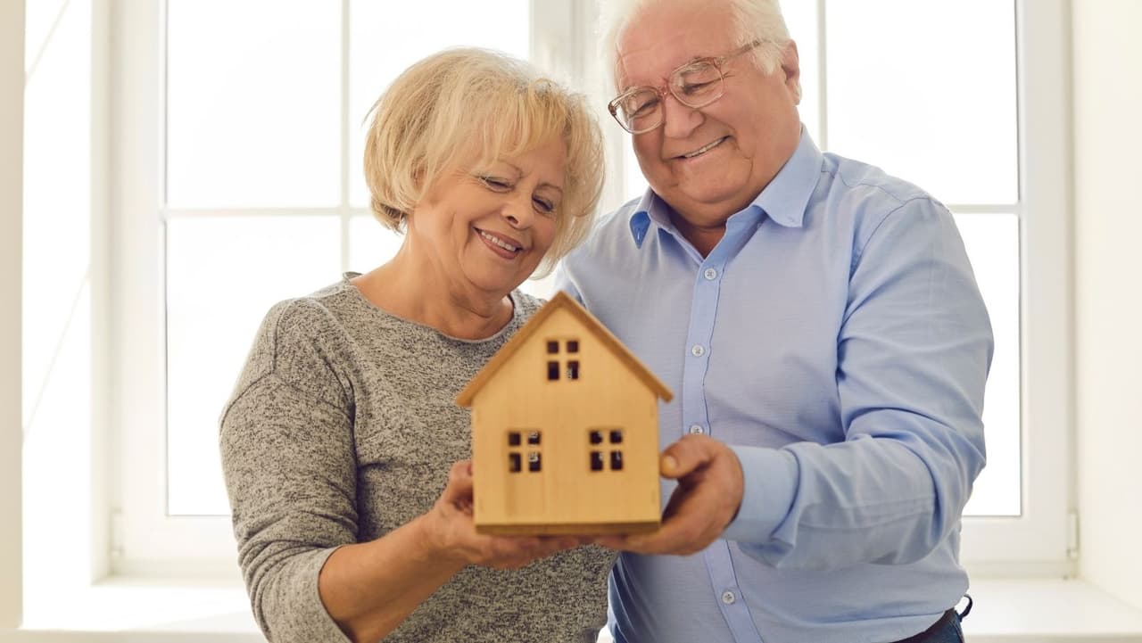 <b>Protección de los ahorros de toda la vida de los abuelos</b>: una nueva ley tipifica como delito la explotación financiera de un adulto mayor o de una persona dependiente del cuidado. 
<b>¿Quién haría algo así?</b> Según un informe emitido por el 
<b>Departamento de Envejecimiento</b> del estado, que examinó casos que han ocurrido en Pensilvania, los 
<b>miembros de la familia</b> fueron, con mucho, los perpetradores más comunes que explotaron a sus parientes a través de retiros bancarios no autorizados, estafas o fraudes de préstamos.
<br>
<br>