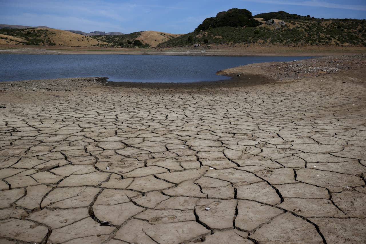 El fondo seco del lago Nicasio, el 28 de mayo. Se encuentra en el condado Marin, al norte de San Francisco, California. Allí las restricciones en el consumo de agua prohíben que los residentes laven sus autos, llenan las piscinas o rieguen el césped normalmente.