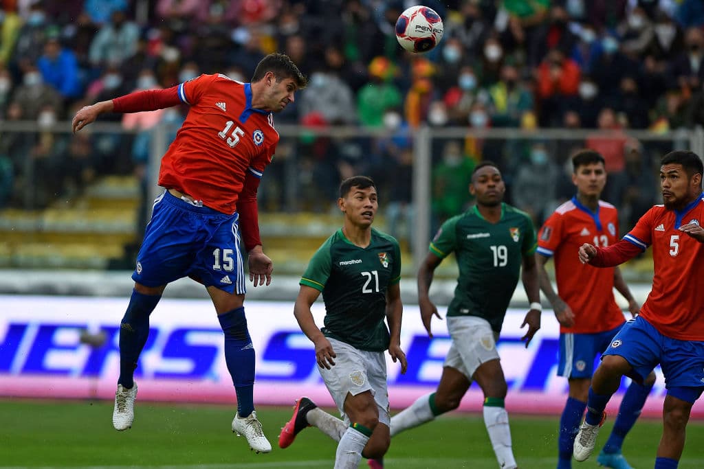 Chile derrota en partido cardiaco a Bolivia 3-2 en las eliminatorias de CONMEBOL rumbo a Qatar 2022. Alexis Sánchez abrio el marcador al 14', sin embargo, Enoumba empataba al 37'. Ya en la segunda mitad Marcelino Nuñez y Alexis Sánchez le dieron el triunfo a la 'Roja', Marcelo Martins sumó uno más para los locales.
