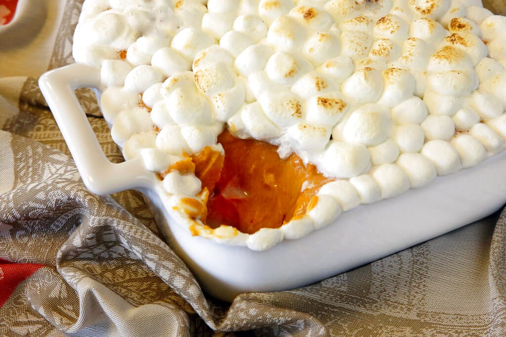 <b>Camote</b>
<br>Otro postre típico de la festividad es la cacerola de camote, el cual se suele preparar relleno o cubierto con malvaviscos o nueces. Algunas personas deciden darle un toque diferente incorporando canela para resaltar el sabor y hacerlo irresistible.