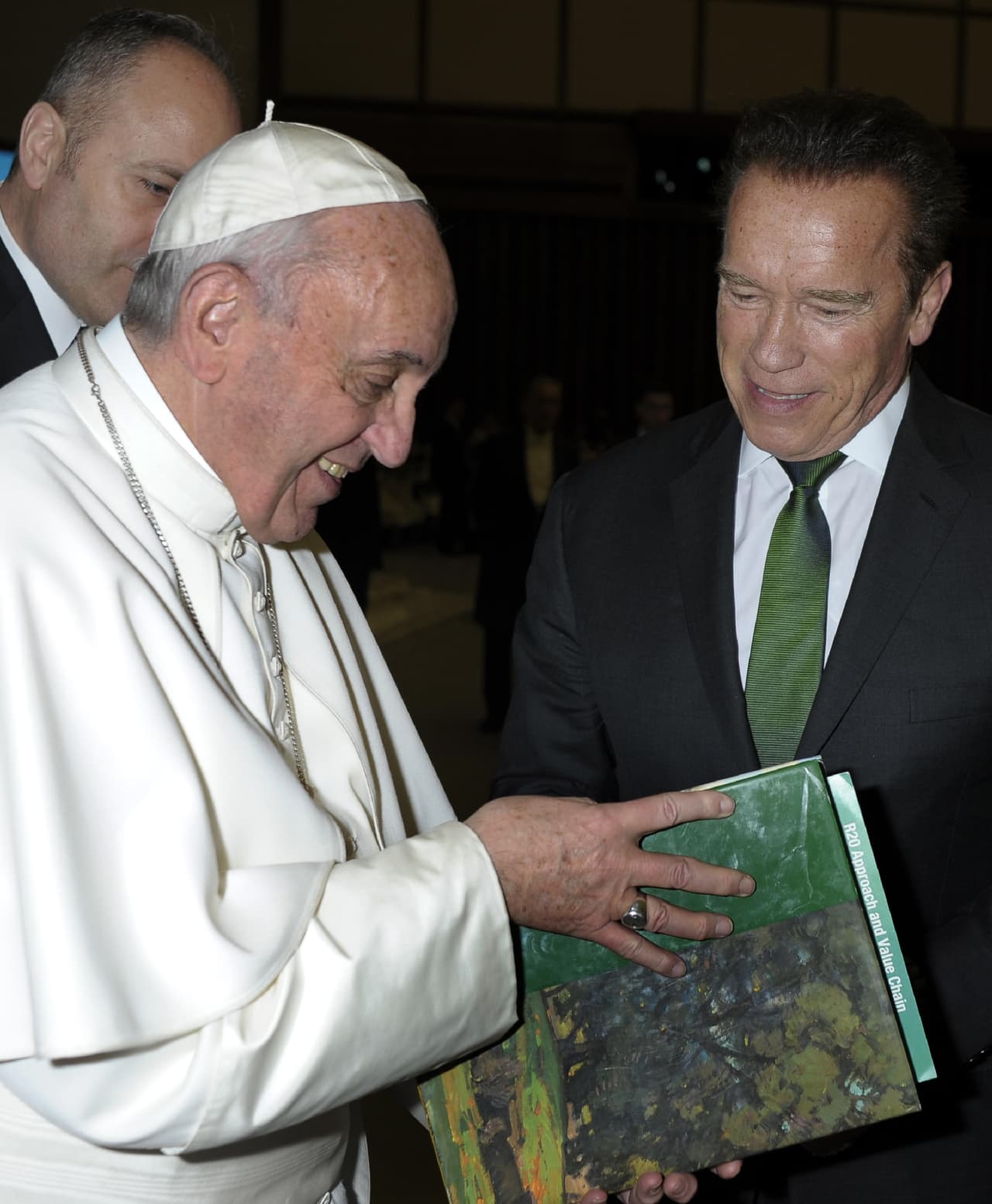 Schwarzenegger le regaló al Papa un libro sobre California, el cual se puso a hojear rápidamente.
