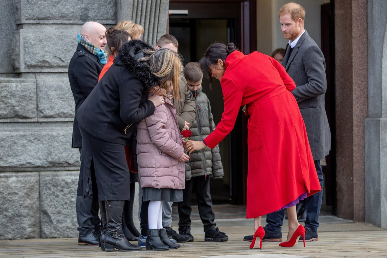 La duquesa de Sussex le obsequió una sus muchas rosas a una niña que aguardaba junto a su familia para saludarla.