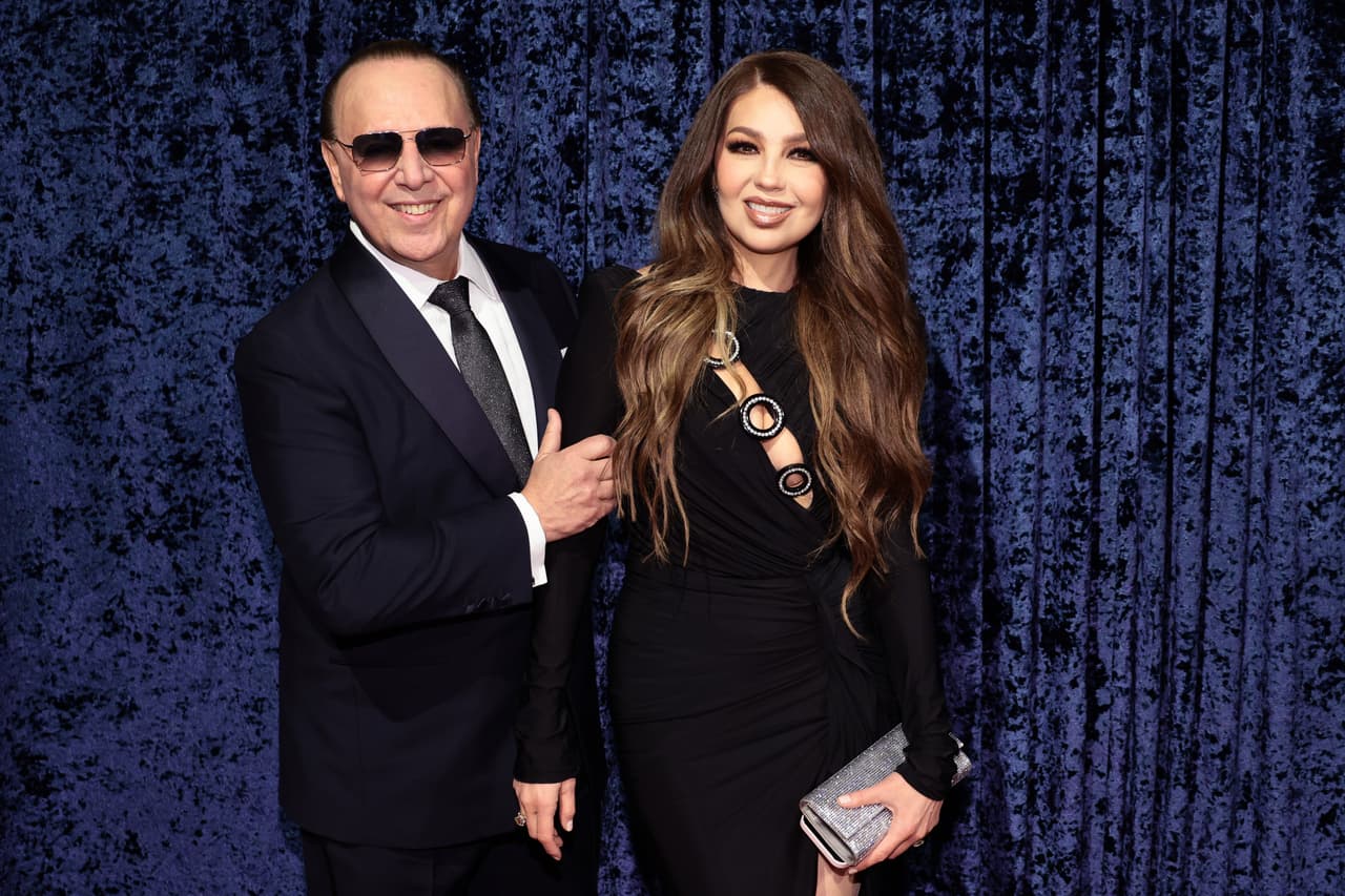 <h2 class="cms-H2-H2">Thalía y Tommy Mottola</h2>
<br>
<br>Cuando te digan que el amor no tiene edad, piensa en esta pareja. El empresario le lleva 22 años de edad a la cantante mexicana, y a pesar de eso, se casaron el 2 de diciembre de 2000 en la Catedral de San Patricio, en Nueva York. Fruto de su amor, nacieron Sabrina y Sakaë.
<br>