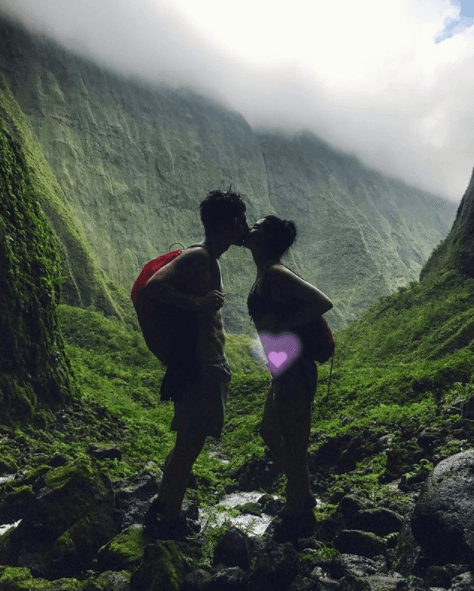 Con la publicación de esta foto el 6 de septiembre de 2017, Aislinn Derbez y Mauricio Ochmann confirmaron a sus seguidores que estaban a la espera de su primer hijo. La imagen fue compartida por el actor a través de sus redes sociales.