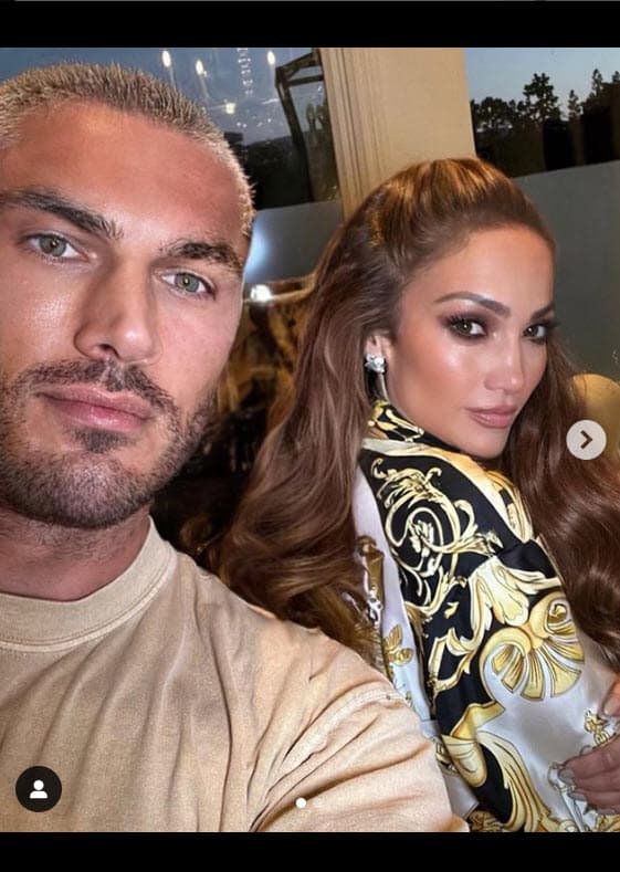 Para verse radiante, López fue auxiliada por el famoso estilista Chris Appleton, quien colgó algunas imágenes con ella momentos antes de que se vistiera de novia.
<br>