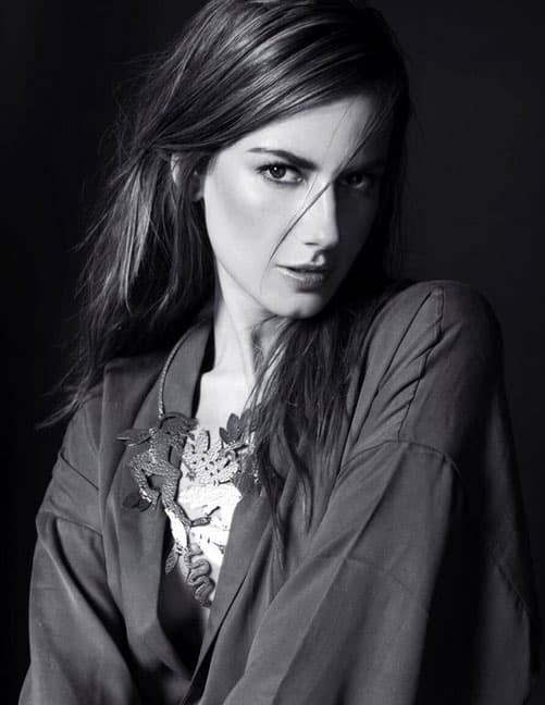 En esta ocasión deja las villanías para convertirse en una modelo retirada que sufrirá por el maltrato de su marido.