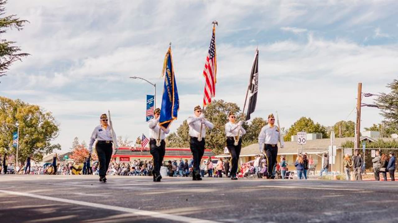 <b>Desfile del Día de los Veteranos en Elk Grove</b>
<br> • 
<b>Lugar:</b> Inicio en el edificio de administración del distrito CSD de Consumnes, 8820 Elk Grove Boulevard, Elk Grove, CA.
<br> • 
<b>Horario: </b>Lunes 11 de noviembre, desde las 10:00 a.m., comenzando el desfile a las 11:11 a.m.
<br> • 
<b>Actividades:</b> Incluye la lectura de nombres en honor a veteranos, y una parrillada gratuita posterior al desfile. Organizado por el distrito de servicios comunitarios de Cosumnes y la American Legion de Elk Grove.