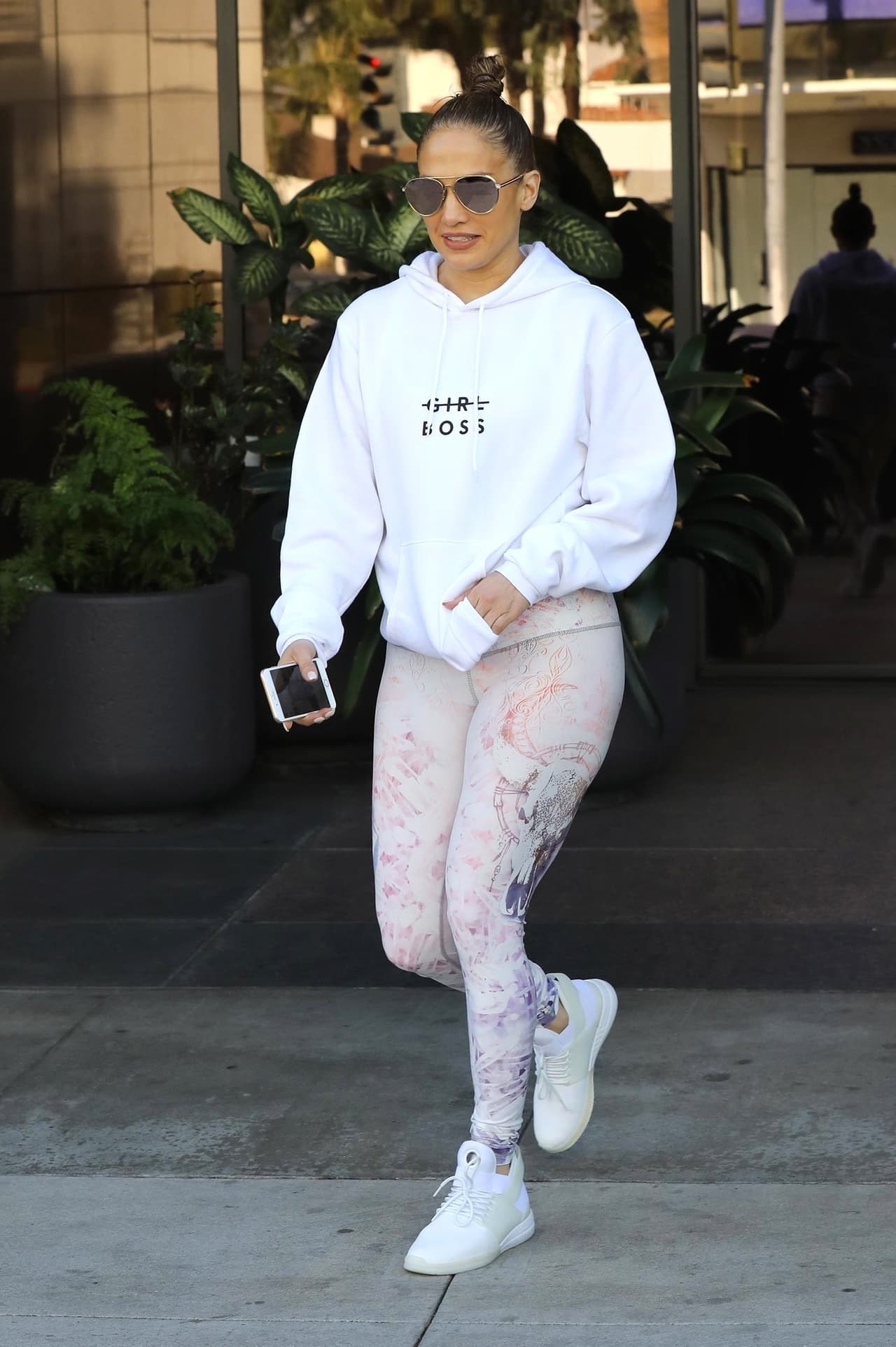 La 'jefa', como leía su camisa, parece que se entretuvo navegando por Instagram, según evidenciaron las fotos.