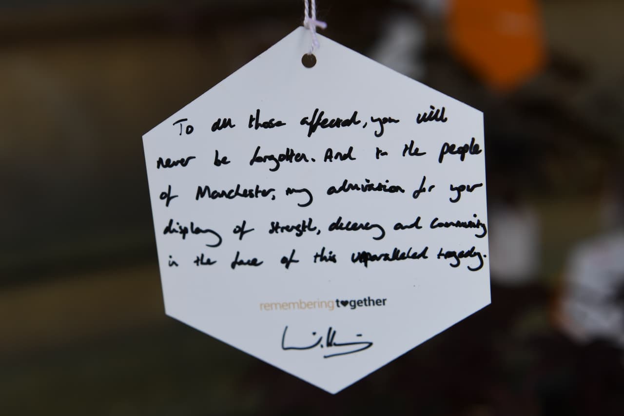 El duque de Cambridge escribió un mensaje en un Árbol de la esperanza para recordar a las víctimas. “A todos los afectados, ustedes nunca serán olvidados”, expresó.