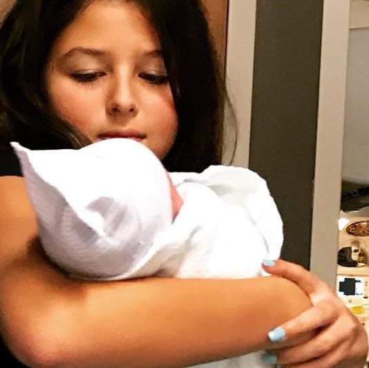 Un día después del parto, confirmó el nacimiento de la pequeña y compartió su primera fotografía: "Mis dos princesitas bellas. Joy nació ayer 1/10/2019 8:34 pm, peso 8 libras con 4 onzas. Estamos muy felices y agradecidos con Dios porque es una bebé sana y también a ustedes porque han estado pendientes y deseándonos lo mejor, ya prontito les subo fotos", se lee en Instagram.