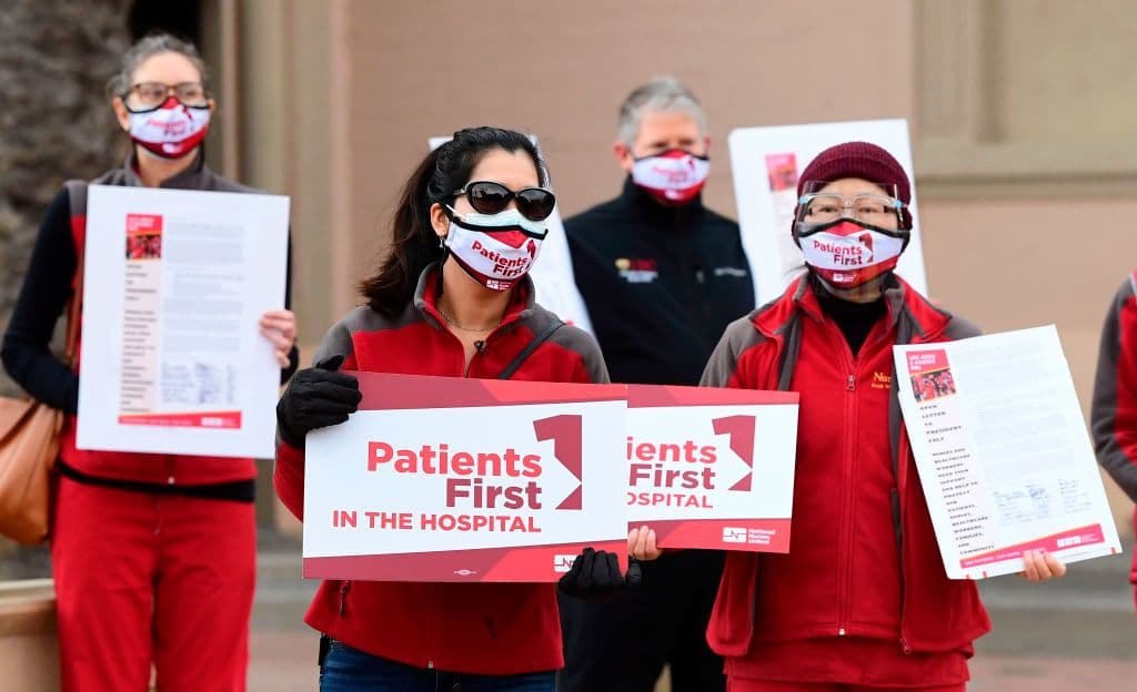 <b>Crédito importante |</b> Este crédito tributario del trabajo, 
<b>el EITC, puede beneficiarte si tus ingresos son bajos o moderados.</b> "No solo reduce la cantidad de impuestos que alguien debe, sino que también puede otorgarle un reembolso, incluso si no debe impuestos o no está obligado a presentar una declaración", explica el IRS.
<br>
<br>
<a href="https://www.irs.gov/es/credits-deductions/individuals/earned-income-tax-credit-eitc" target="_blank">Verifica en esta herramienta del IRS cuáles son los requisitos</a> y la posible cantidad que podrías recibir si eres elegible, pues la cantidad de este crédito varía si tienes un hijo o dependiente.