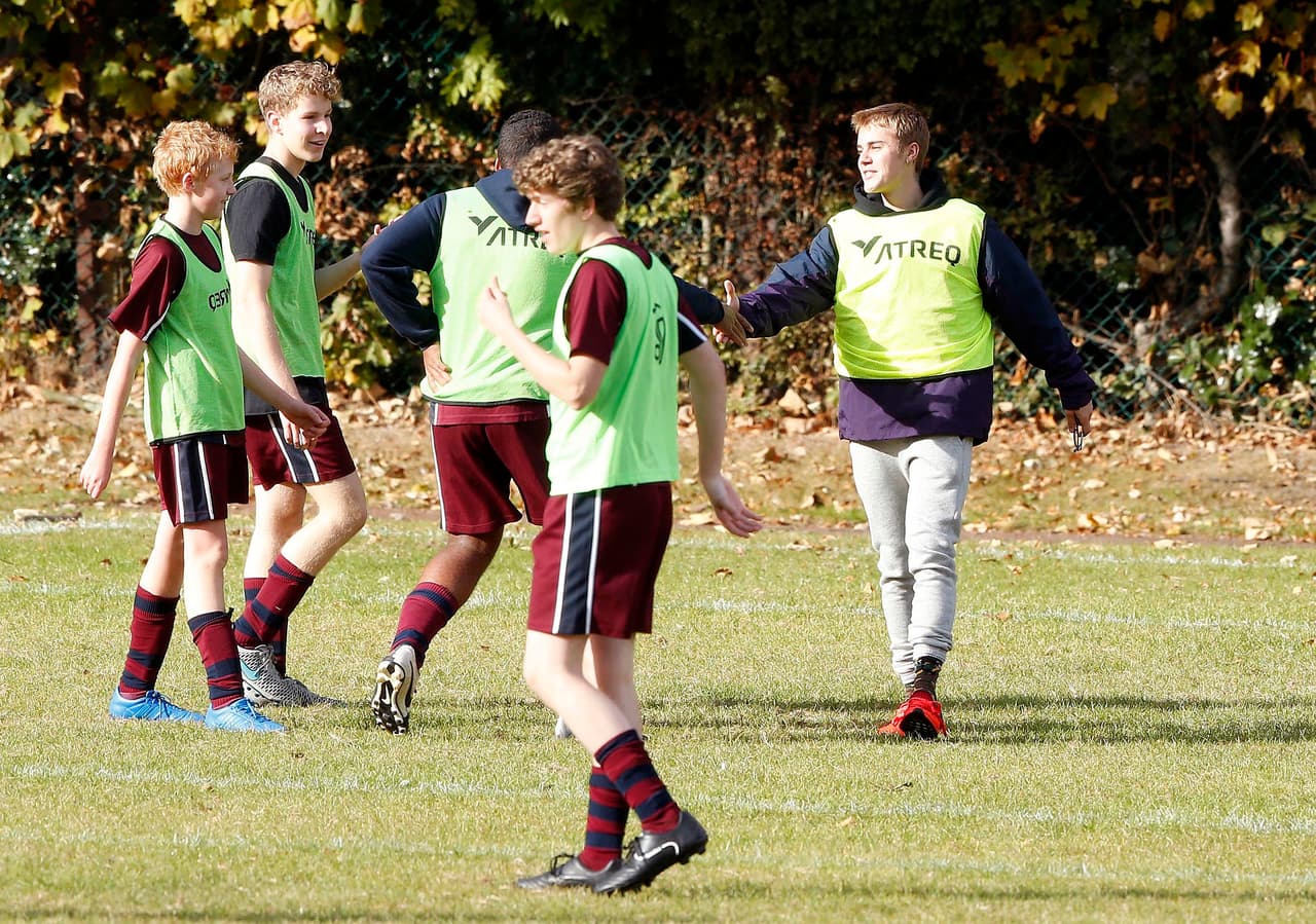 Así que invitó a unos niños que practicaban a jugar con él.