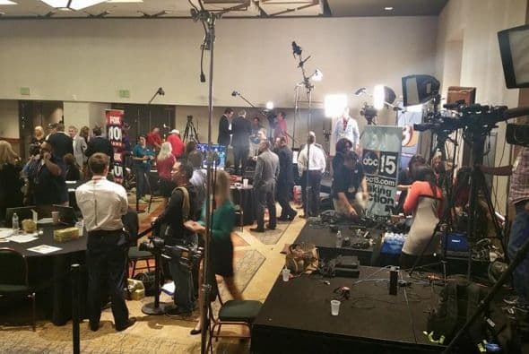 En una de las elecciones más reñidas y anticipadas, los candidatos republicano Doug Ducey y el demócrata Fred Duval esperan los resultados.  