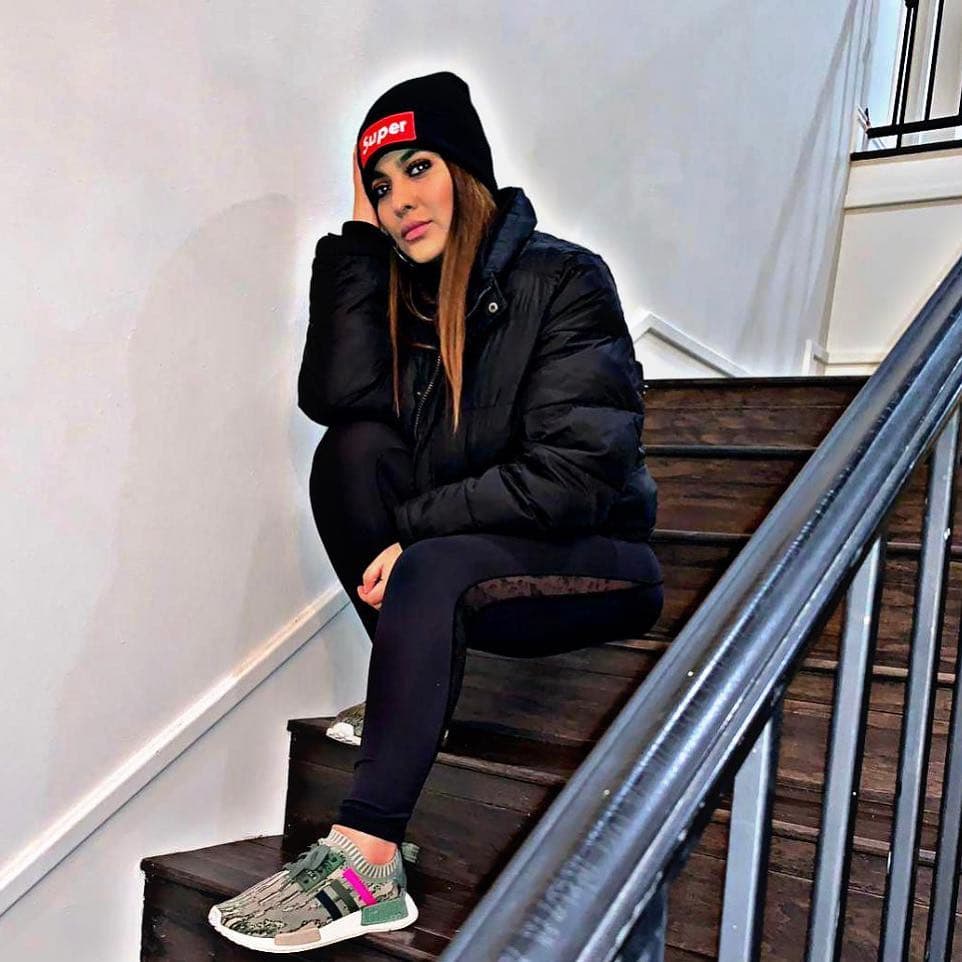 Al respecto, la ex de Lupillo Rivera respondió: “Se me hace muy fuera de lugar que ella prepare a su hija para algo, creo que los niños ya deben de tener decisión propia de saludar a quien ellos quieran, yo al menos a mis hijos no les he enseñado ser hipócritas porque ellos pueden saludar a todos los Rivera con la alegría del mundo porque en mi casa no se habla mal de ellos”.