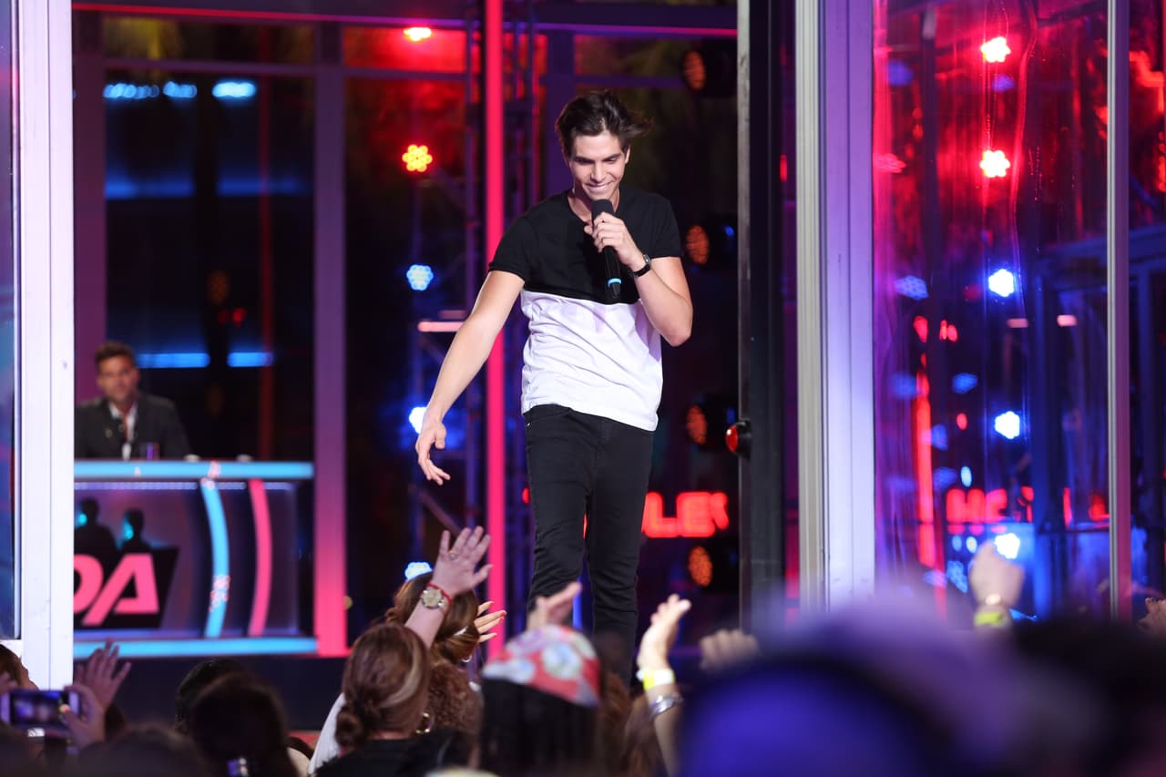 Johann no convenció a las fans pero no se quedó con las ganas de cantar y fue así como Alejandro lo salvó.