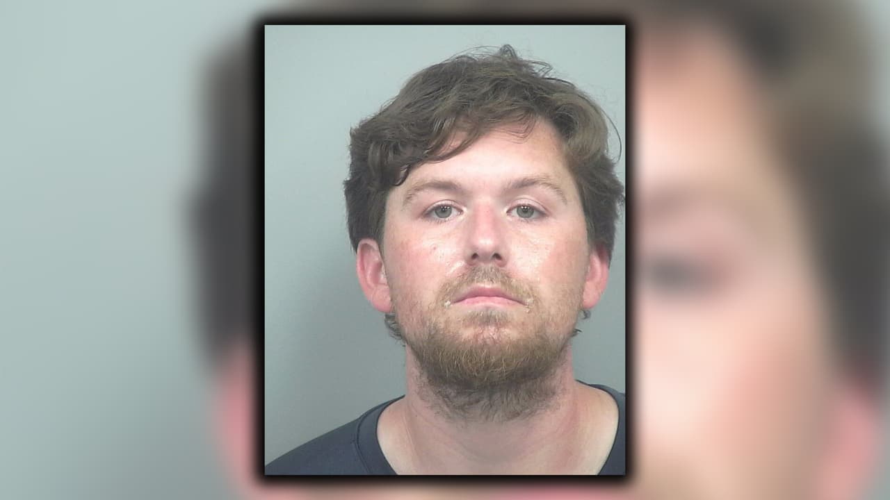 Kristofer Dean Kerr - Acusado de robo por elevación de tienda.