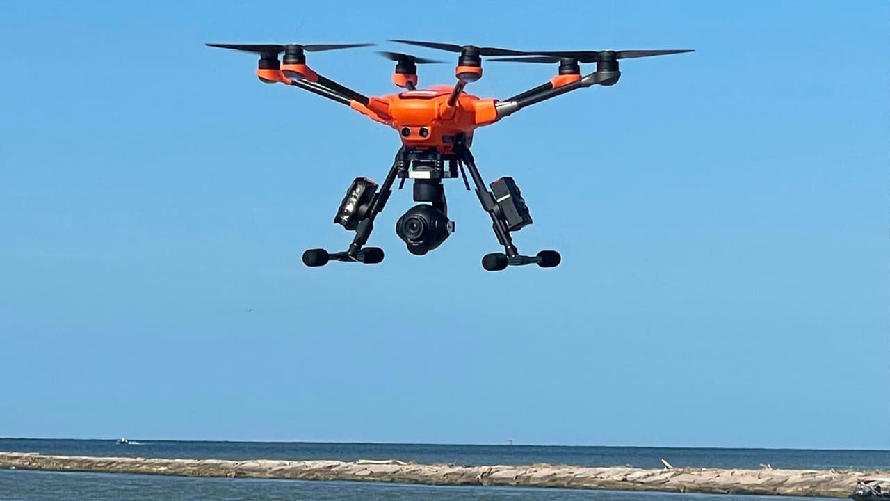 Usan drones para vigilar las playas del condado Matagorda