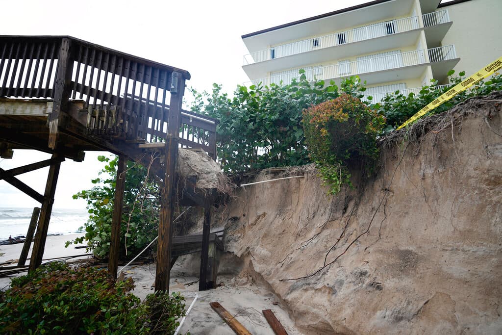 Al menos dos personas han muerto a consecuencia del paso de Nicole por Florida, específicamente en el condado de Orange. Sin embargo, el condado de Volusia ha sido el más afectado por el impacto del fenómeno natural al producir fuertes marejadas ciclónicas en la costa, generando daños a edificaciones costeras. 
<br>
<br>Unos 19 edificios y 40 hogares han sido dañados en mayor o menor medida según indicó el portavoz de esa municipalidad. En total,
<b> </b>unos 67 condados permanecen bajo estado de emergencia.