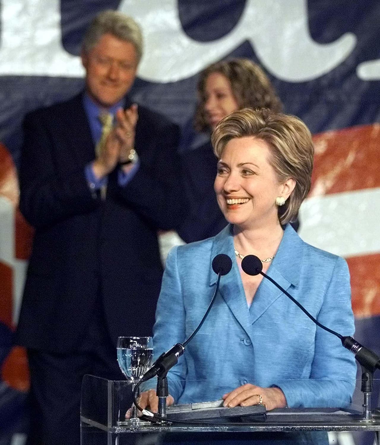 Así de sonriente lució la noche en la que ella ganó la carrera por el senado de Nueva York, en noviembre del año 2000. Ejerció de senadora hasta el 2009, cuando pasó a ser Secretaria de Estado. "Probablemente, mi peor cualidad sea que soy muy apasionada sobre lo que creo que es correcto", dijo la actual candidata demócrata.
<br>