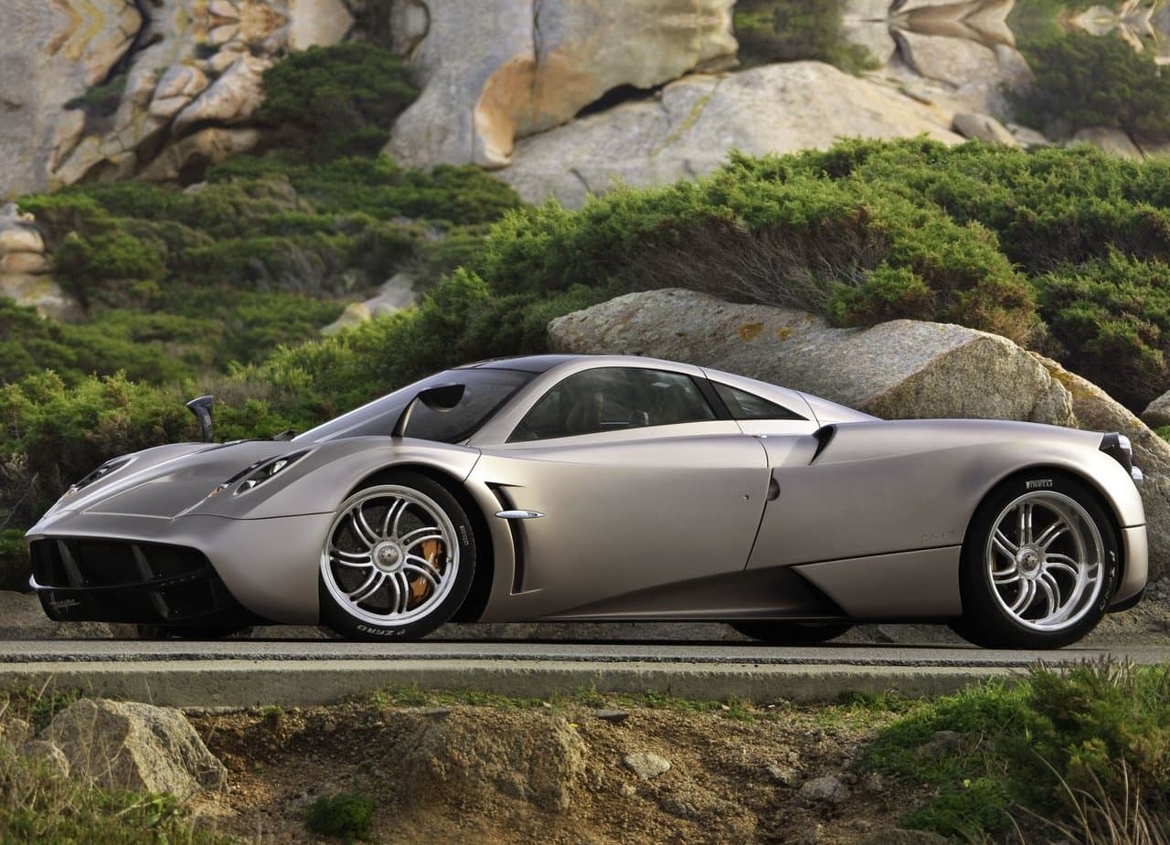 <b>14) Pagani Huayra – 456,781 publicaciones</b>
<br>Potencia: 720 caballos de fuerza
<br>0-60 mph (98 km/h): 2.8 segundos 
<br>Velocidad máxima: 238 mph (383 km/h)
<br>Precio: $2.4 millones
<br>