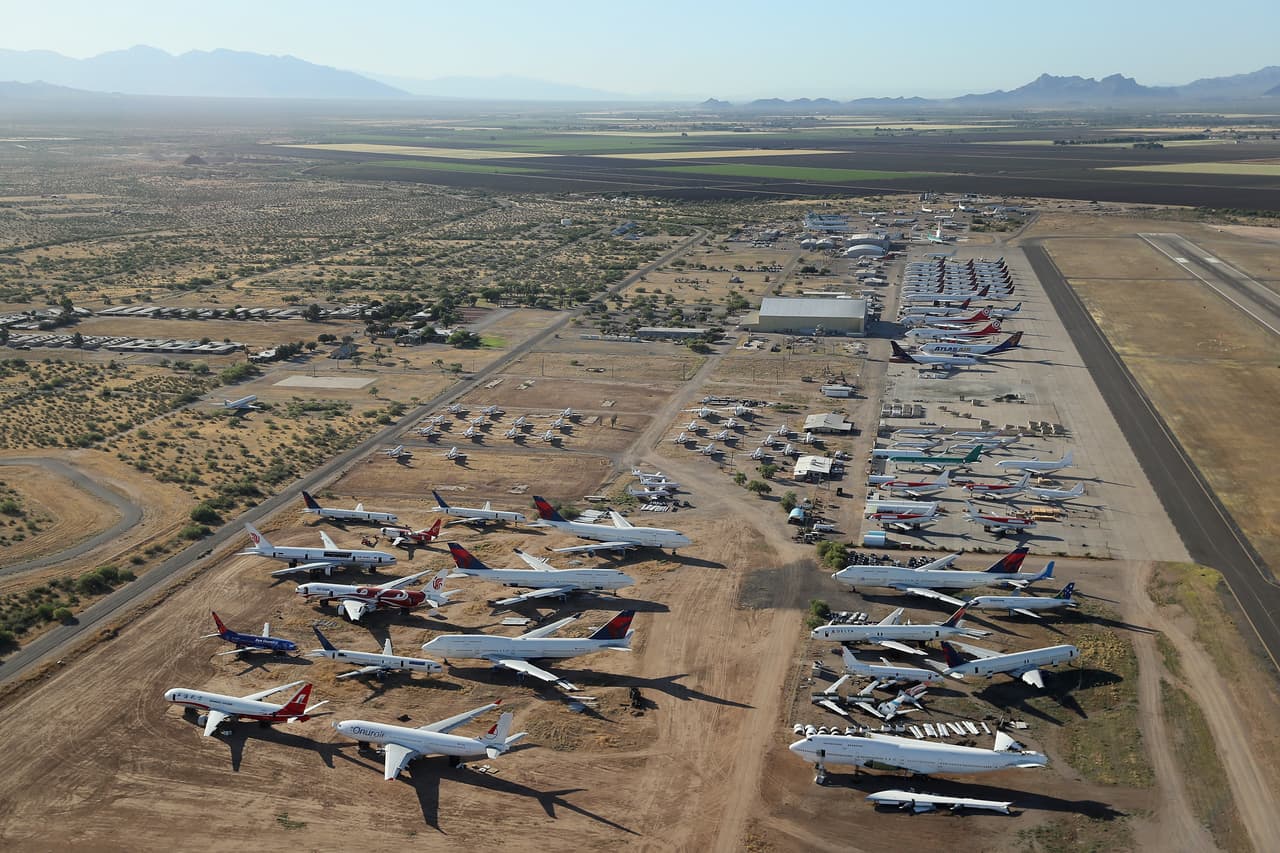 Imagen aérea de decenas de aeronaves comerciales suspendidas temporalmente tras la pandemia del coronavirus, una de las industrias más afectadas.