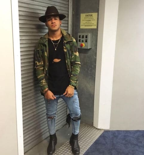 Para Richard el mundo del entretenimiento no es ajeno, pues su padre es músico y camarógrafo, y su madre bailarina. 
<a href="http://www.univision.com/shows/la-banda/richard-el-papasito-dominicano-que-esta-de-moda-fotos" target="_blank">Más de Richard aquí.</a>