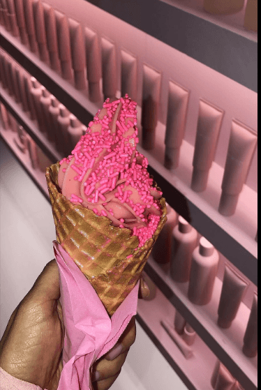 Cerca de la pista de patinaje se servían 
<b>helados espolvoreados</b> en grandes conos.