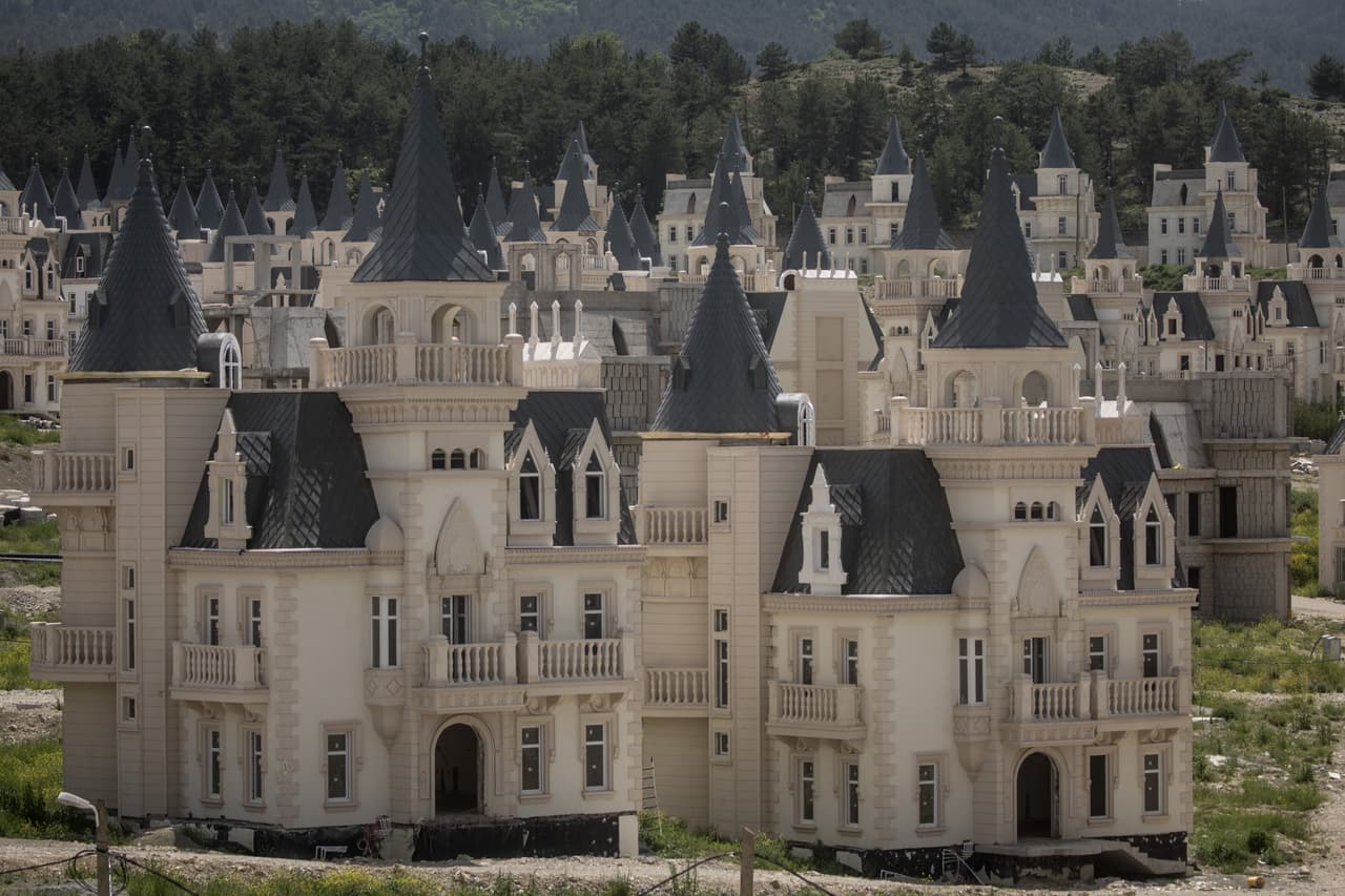 Según un reporte de la publicación 
<a href="https://www.businessinsider.sg/turkey-abandoned-disney-castles-villas-2019-1/" target="_blank">Business Insider</a>, aunque aún queda dinero en su presupuesto, Sarot Property Group ya buscó la protección de la bancarrota después de que los compradores no pudieron obtener el dinero para las propiedades.
<br>