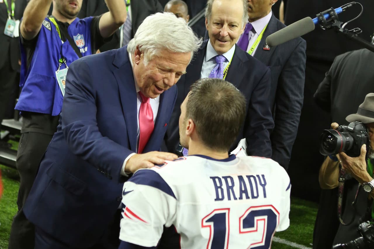 <b>Figuras a cuenta gotas</b>
<br>- Tal vez la partida de Tom Brady, Rob Gronkowski, Randy Moss, por mencionar algunos casos, entre diversos jugadores que han pasado por la franquicia, triunfan y después se van, tiene fundamento en su filosofía.
<br>- En ocasiones, pareciera como si estos jugadores no valieran lo suficiente para que el equipo realizara un esfuerzo por retenerlos, también están los antecedentes de que no suelen ir por grandes nombres de jugadores en la Agencia Libre.
<br>- Todo tiene un origen, es la filosofía de Robert Kraft y Bill Belichiick ha encajado perfecto en ella. 
<br>- Ambos miran hacia el mismo horizonte.