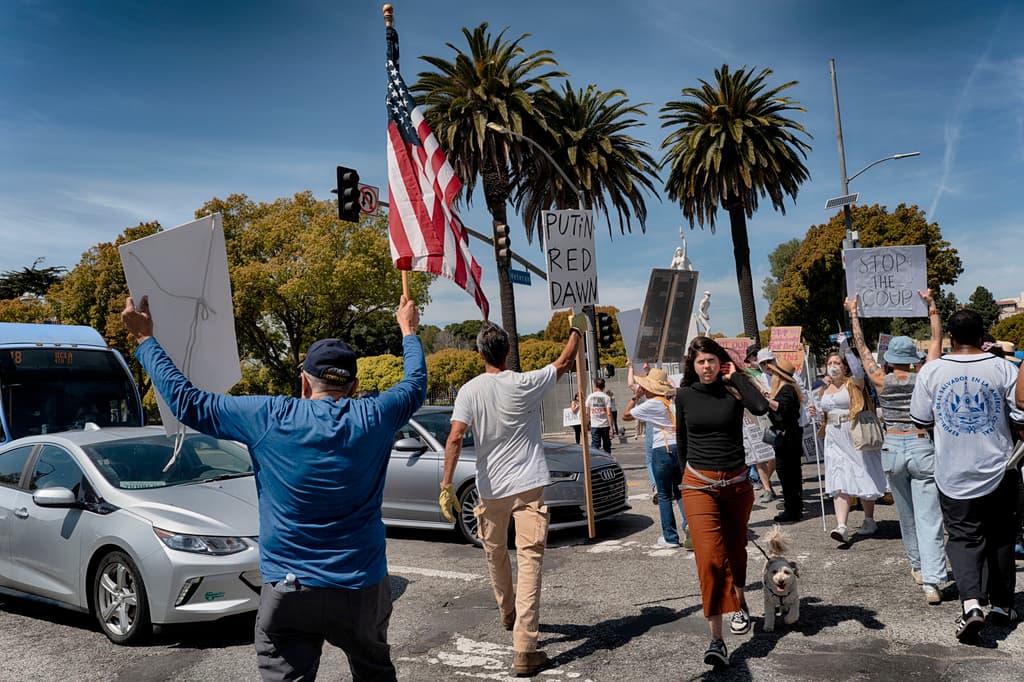 La manifestación fue convocada por la organización Democracy Action Network, que invitó a levantar la voz frente a decisiones controversiales del principal líder de los Estados Unidos, durante sus primeros casi tres meses de administración.