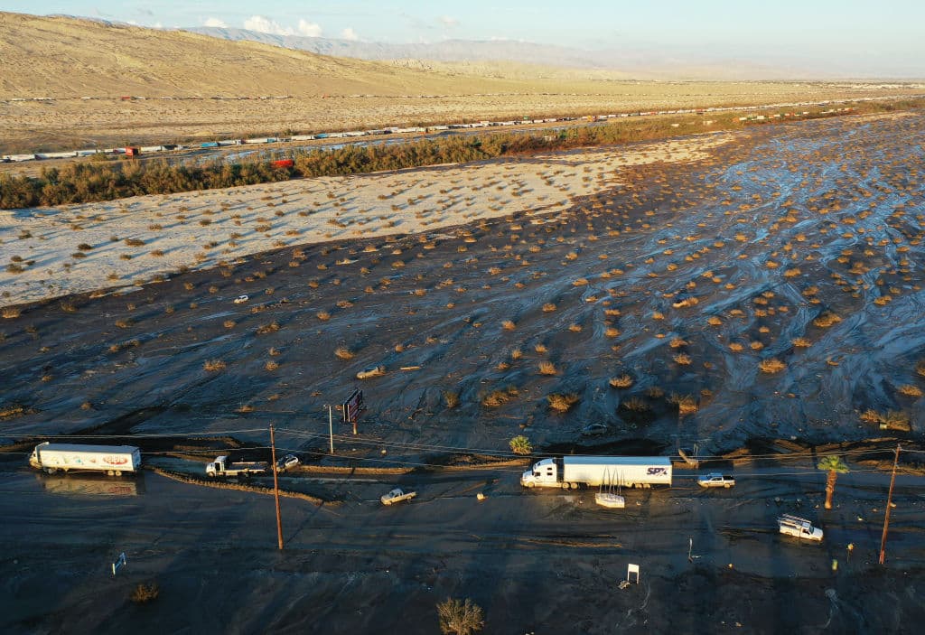 La tormenta tropical Hilary no solo afectó el campamento de indigentes, también en las carreteras principales de 'Cat City' todo tipo de vehículos quedó atrapado.