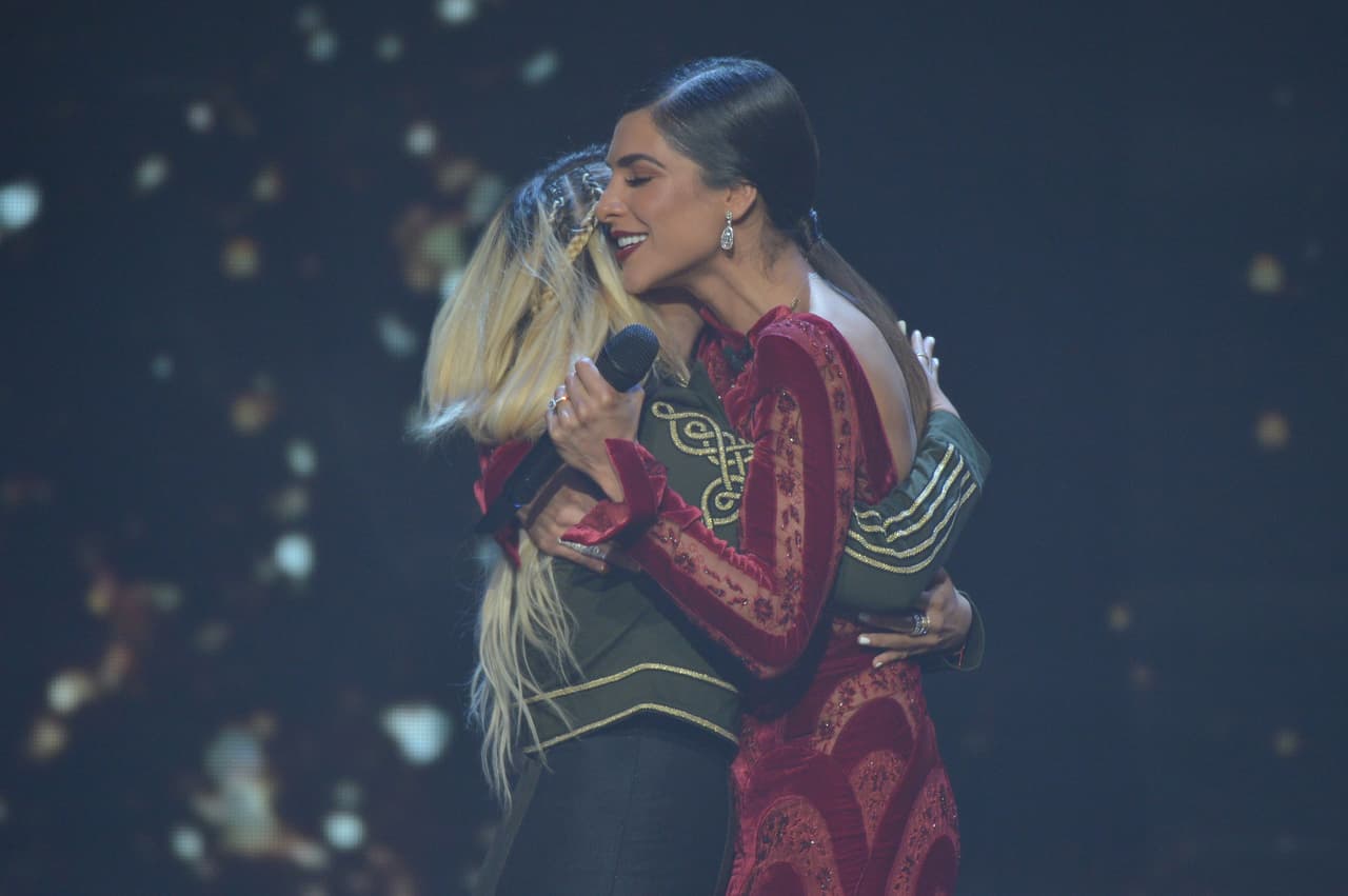 Le tocó su merecido abrazo con Alejandra.