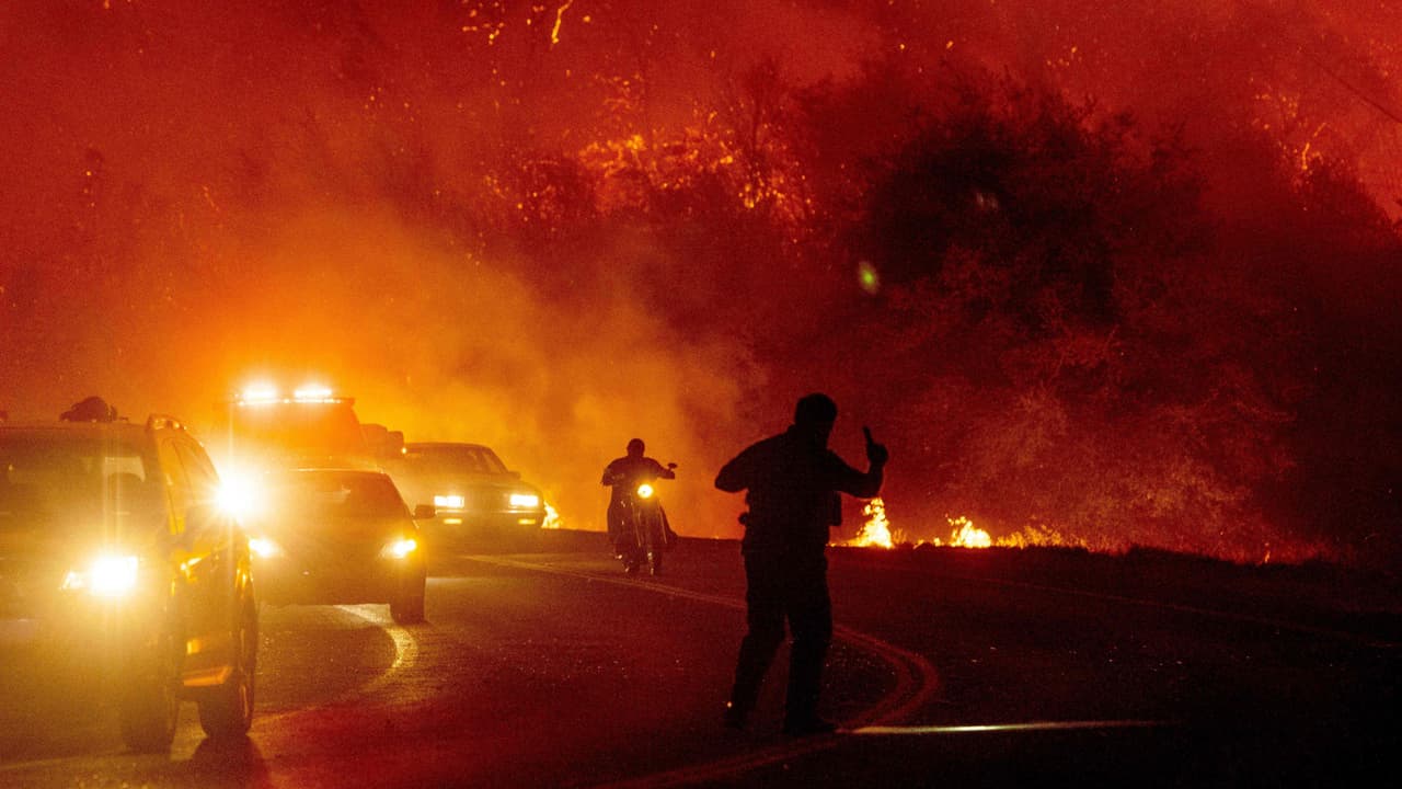 “Es difícil respirar”: las impactantes imágenes de los incontrolables incendios en la costa este de EEUU