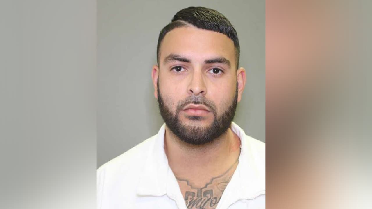 Virgilio Trevino, de 29 años, es buscado por las autoridades por violación de libertad condicional, relacionada con drogas. Es miembro registrado de ‘Tango Blast Houston’.,