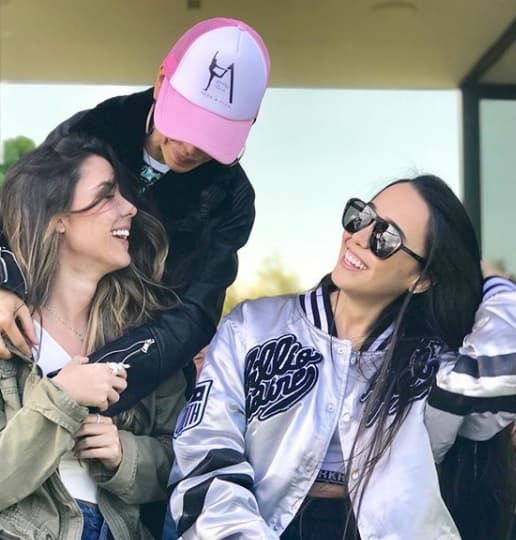 La conocida tía de Maluma, Yudy Arias, ha publicado fotografías en las que aparece Adriana, compartiendo momentos entre amigos y familia.