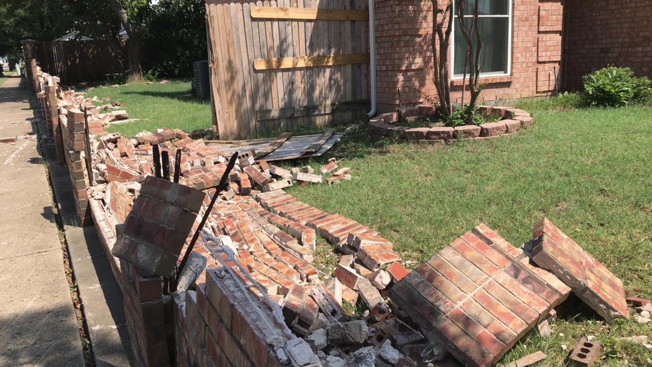 Varias casas sufrieron daños en los cercas de ladrillo.