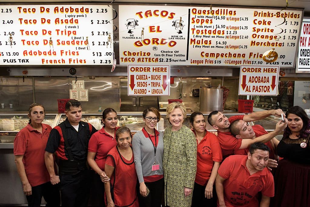 La candidata demócrata posa junto al staff de la taquería El Gordo en Las Vegas.