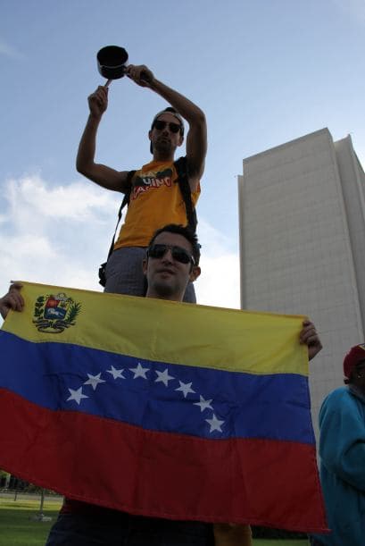 Pese a las distancias y tráfico característico de Los Ángeles, cientos de Venezolanos se unieron a la campaña mundial #SOSVenezuela para apoyar a todo el pueblo venezolano tras 10 días de protestas continuas en dicho país. A la manifestación se unieron guatemaltecos, peruanos, brasileños, libaneses, americanos y muchas otras nacionalidades que hacen vida en la Cosmopolita ciudad del oeste del país. Consignas, cantos y la familiaridad característica venezolana recibieron apoyo de los transeúntes en los alrededores del edificio Federal ubicado en la avenida Wilshire.