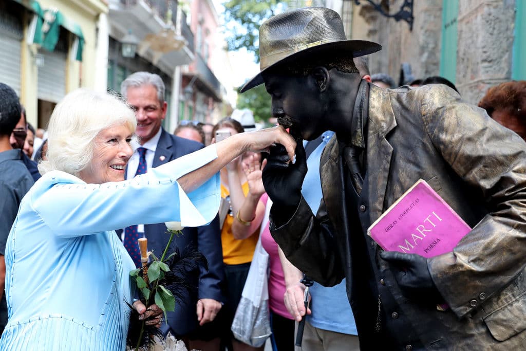 Durante su recorrido por La Habana Vieja, uno de los personajes que interactúan con los turistas, se acercó a la duquesa de Cornualles y gentilmente la sorprendió con una rosa blanca y un beso en la mano.