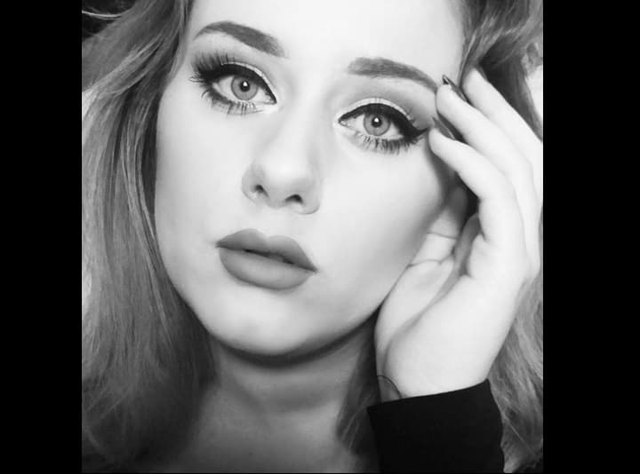 Ellinor no para de copiar las poses y los gestos de la intéprete de 'Hello', que seguramente quedaría impresionada con el parecido si mirara estas imágenes.