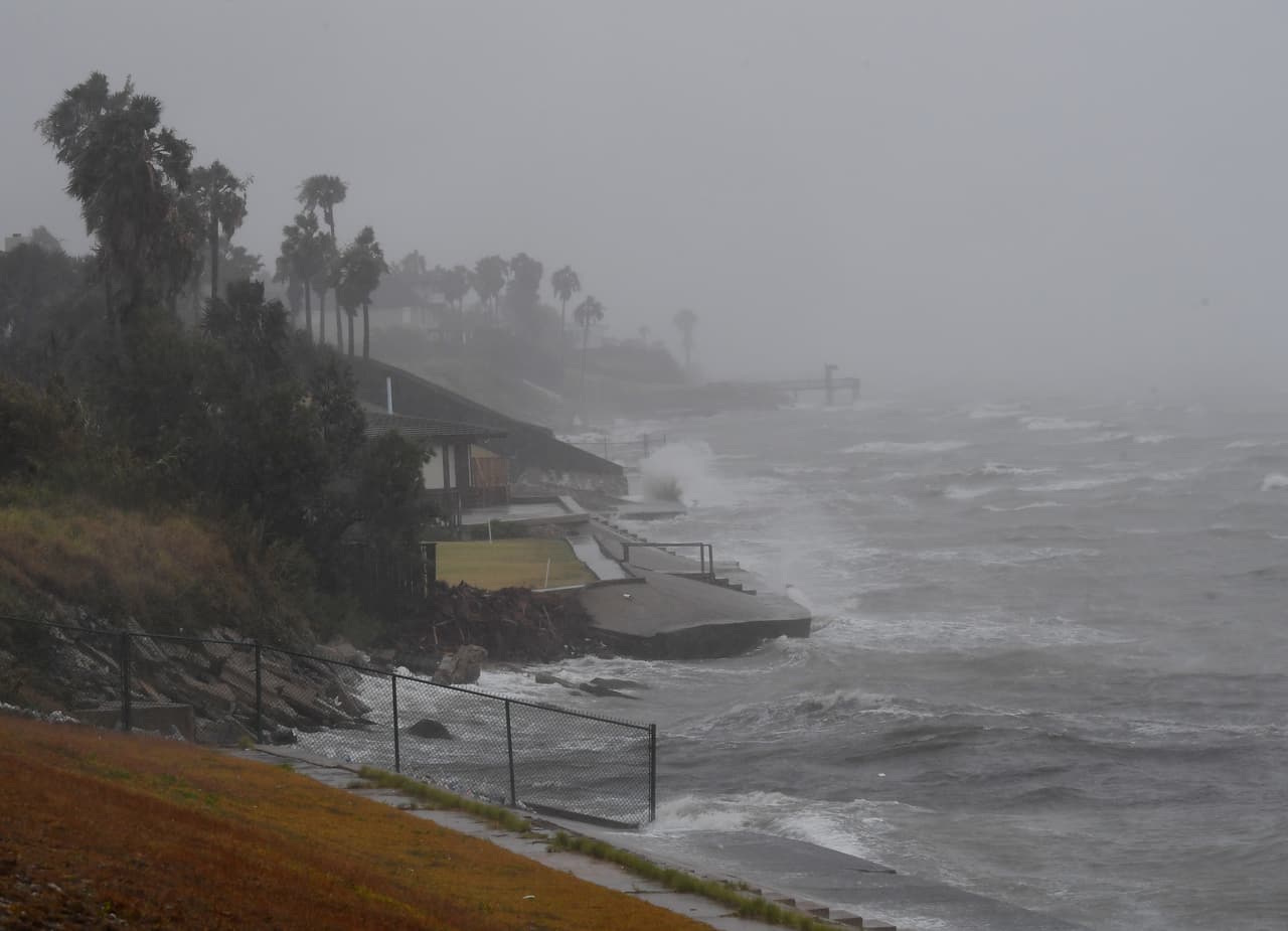 Las olas golpean violentamente la costa de Corpus Cristi. Harvey se encuentra a menos de 100 millas de la ciudad.
