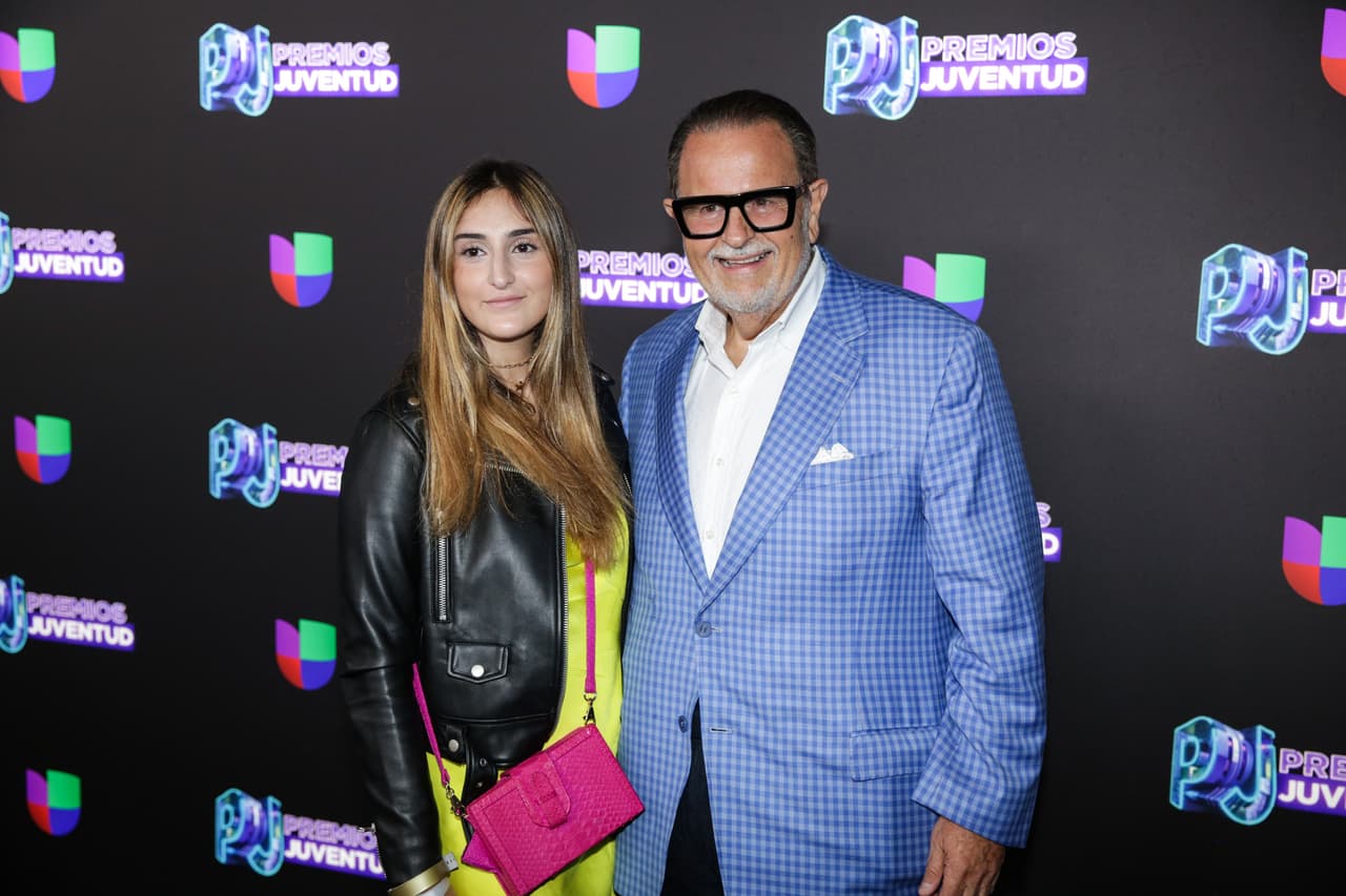 El periodista de espectáculos lució un elegante y fresco saco de cuadros azules con un pantalón azul marino, además de que se arriesgó al usar unos lentes de pasta gruesa que lo hicieron lucir muy jovial, mientras que su hija optó por un mini vestido verde neón, combinado con negro y rosa.