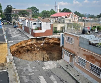 Tierra frágil. La corteza terrestre sobre la que se construyó la Ciudad de Guatemala es arenosa y frágil. Por eso los agujeros de 2007 y 2010. Hay quienes advierten que habrá muchos más porque la red de alcantarillados no está siendo arreglada por una simple razón: este tipo de obras no da votos en una elección. Eso significa que habrá más muertos, más miedo y más historias trágicas que contar.
