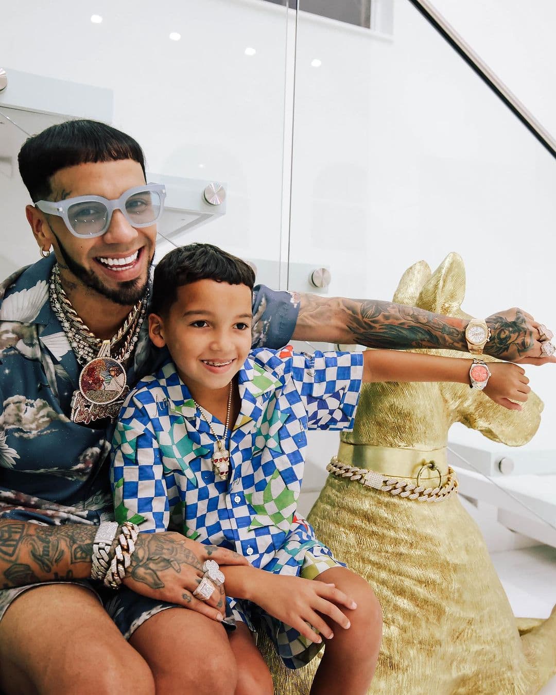 "Otro capítulo en la historia de 'Juan Mandingo: 5 mujeres y 1 solo camino'", escribió el cantante con una serie de emoticonos con la carita carcajeándose. 
<br>