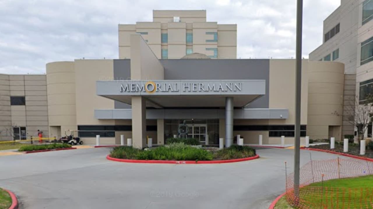 Empleado de hospital es despedido tras el hallazgo de una cámara oculta en un baño